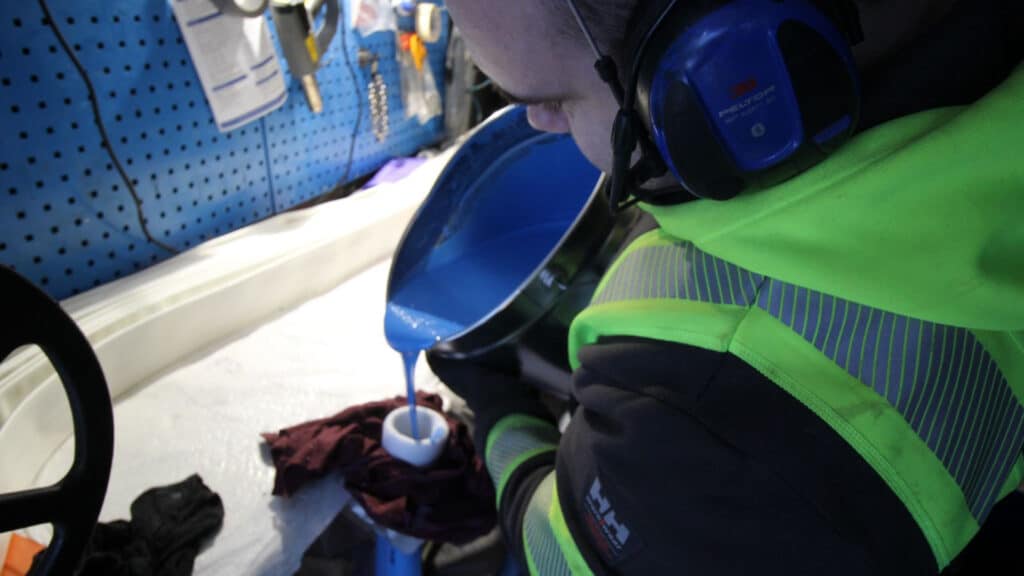 Viemärin sukituksessa käytettävän sukituskovitteen kaatamista sukkaan.